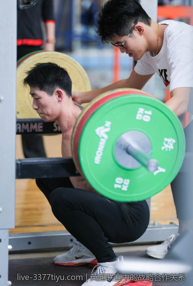 英超联赛中的战略合作关系